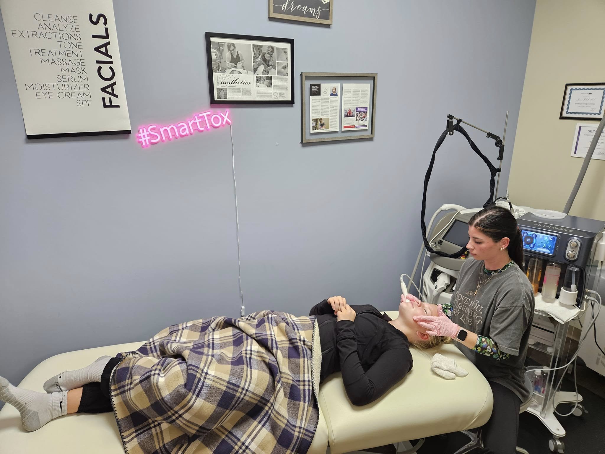 Hydrofacial device during treatment