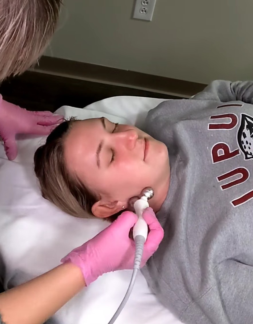 Facial lymphatic drainage massage